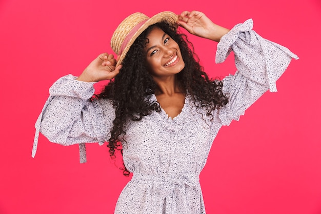 Porträt einer glücklichen jungen afrikanischen Frau im Sommerkleid