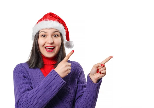 Porträt einer glücklichen jungen Frau in einer Weihnachtsmütze. Auf weißem Hintergrund isoliert.
