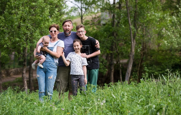 Porträt einer glücklichen jungen großen Hipster-Familie beim Picknick und Spaß in der Natur