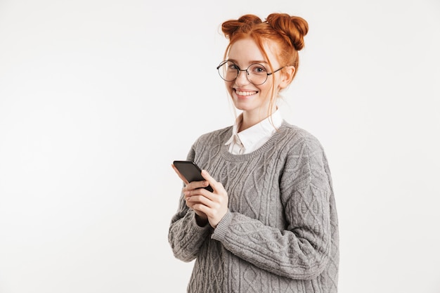 Porträt einer glücklichen jungen Schul-Nerd-Frau