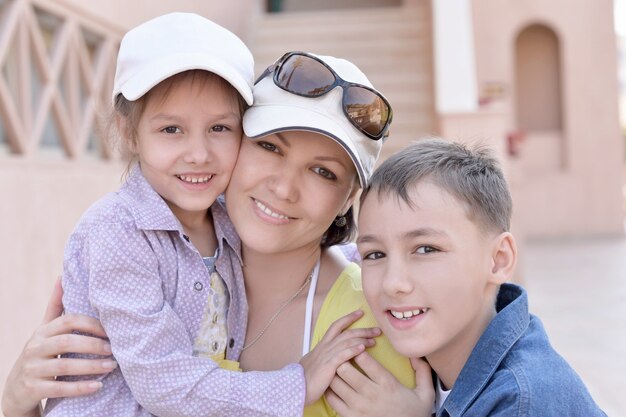 Porträt einer glücklichen lächelnden Familie, die sich entspannt