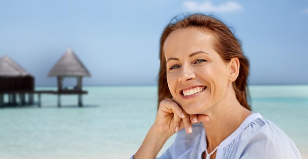 Porträt einer glücklichen lächelnden Frau am Sommerstrand