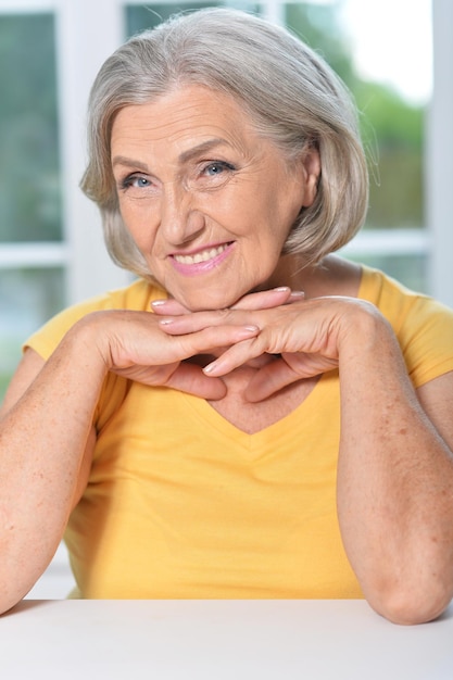 Porträt einer glücklichen Seniorin zu Hause