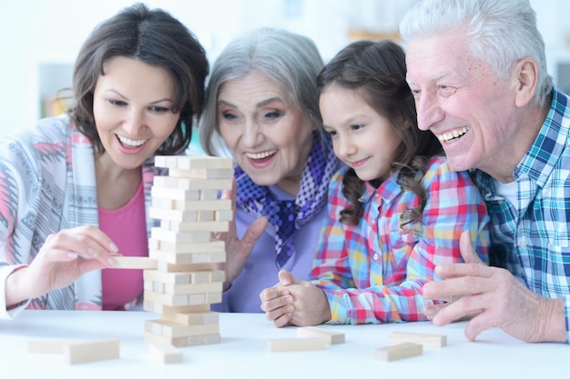 Porträt einer großen Familie mit einem süßen kleinen Mädchen, das spielt