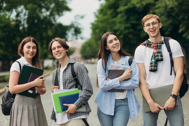 Porträt einer Gruppe glücklicher Studenten auf der Straße Das Konzept der Hochschulbildung