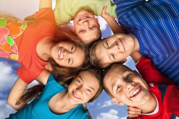 Porträt einer Gruppe lächelnder, glücklicher Kinder