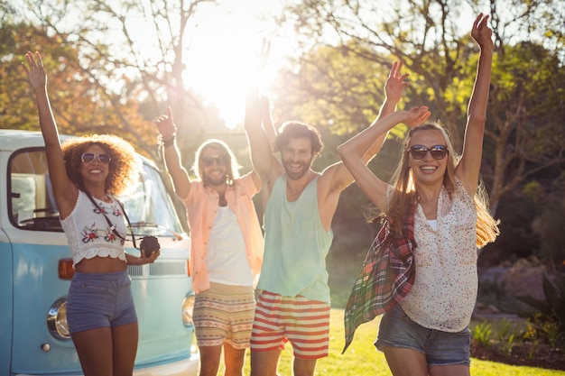 Porträt einer Gruppe von Freunden, die im Park tanzen