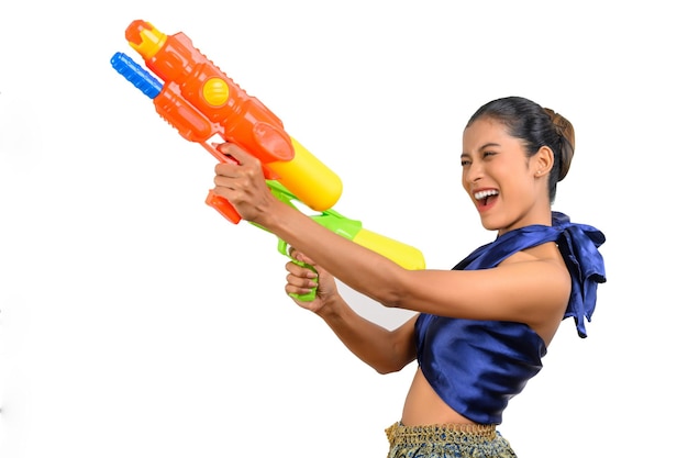 Porträt einer hübschen Frau beim Songkran-Festival mit Wasserpistole