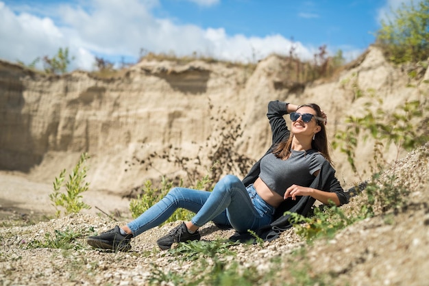 Porträt einer hübschen jungen Frau bei einem Natursommerausflug zum Sandsteinbruch