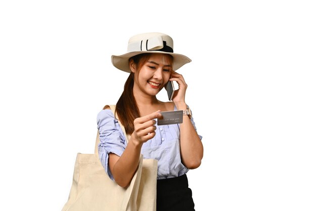 Porträt einer hübschen jungen Frau mit Kreditkarte, die eine Bank oder einen Kundendienst anruft, isoliert auf weißem Hintergrund
