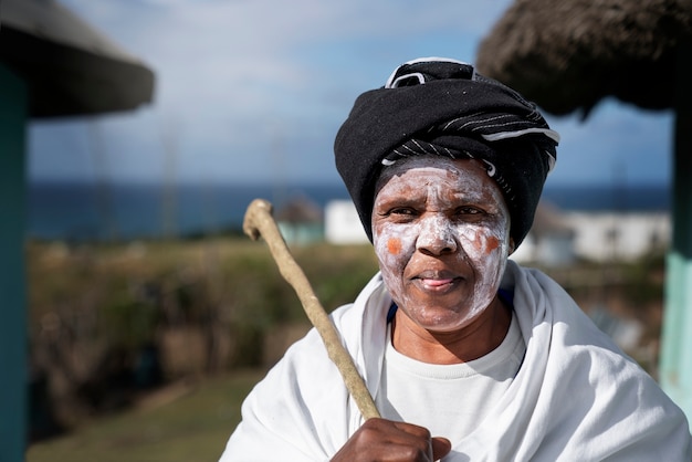 Foto porträt einer indigenen person, die das tägliche leben zeigt