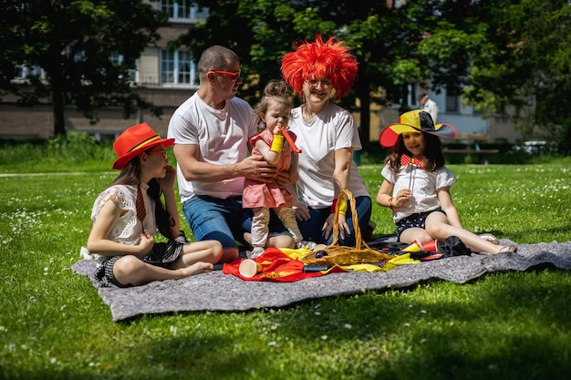 Porträt einer jungen Familie mit Kindern beim Picknick