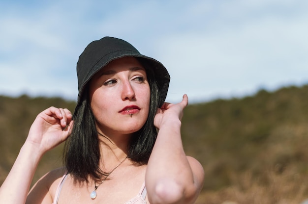 Porträt einer jungen Frau auf dem Berg, die auf den Seitenkopierraum blickt