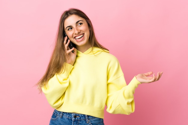 Porträt einer jungen Frau, die am Telefon spricht