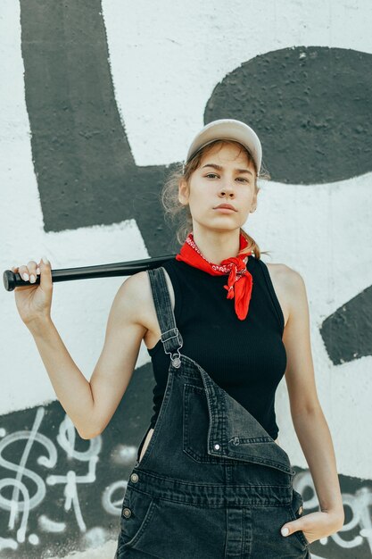 Foto porträt einer jungen frau, die an der wand steht