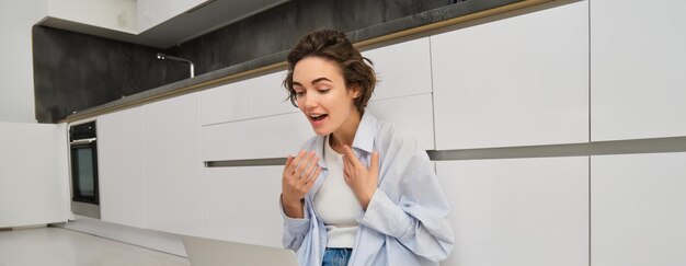 Foto porträt einer jungen frau, die an der wand steht