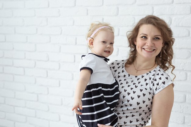 Foto porträt einer jungen frau, die an der wand steht