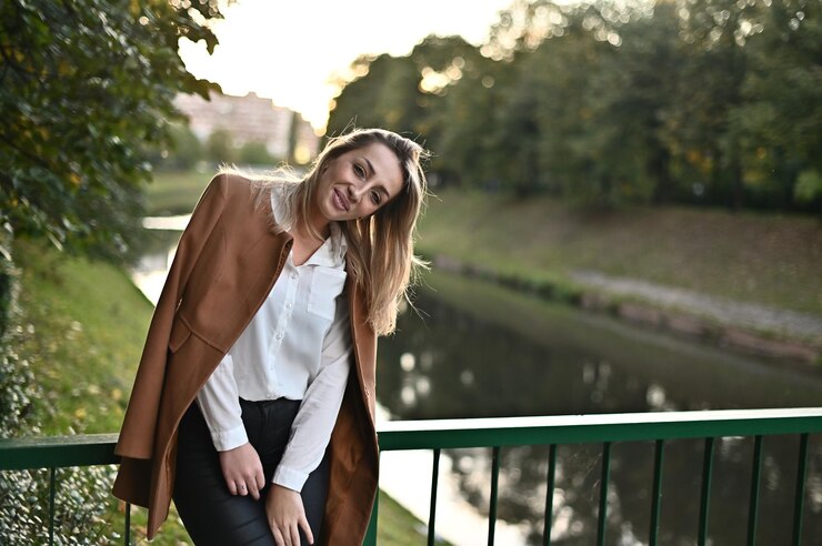 Foto porträt einer jungen frau, die an einem geländer steht