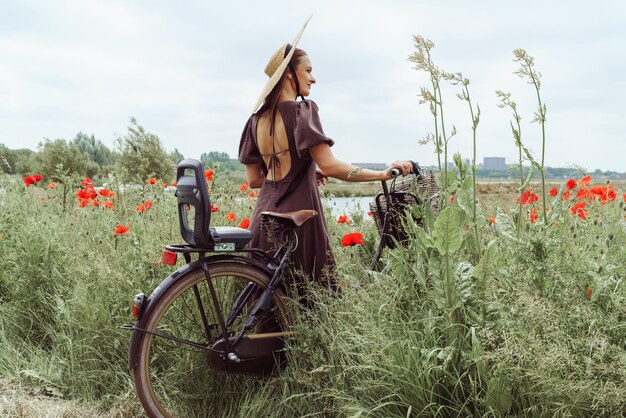 Porträt einer jungen Frau, die auf dem Feld steht