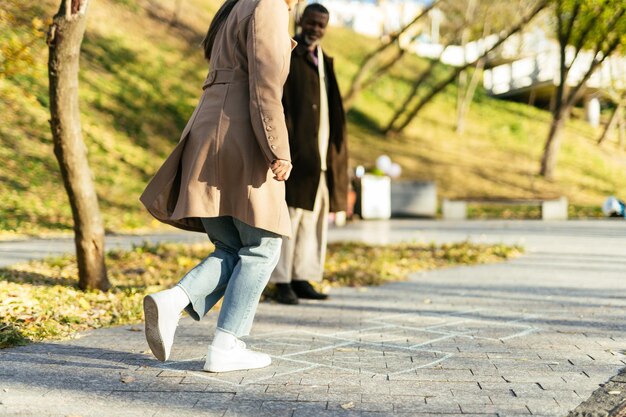 Foto porträt einer jungen frau, die auf der straße steht