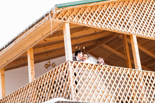 Foto porträt einer jungen frau, die auf holz liegt