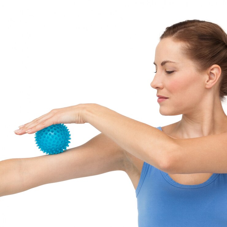 Foto porträt einer jungen frau, die druckball auf arm hält