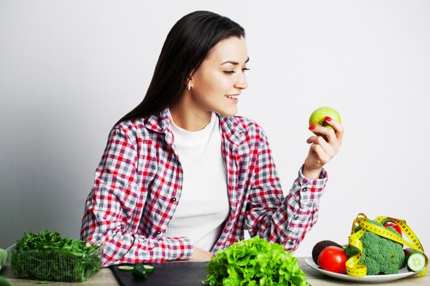 Porträt einer jungen Frau, die einen Apfel hält