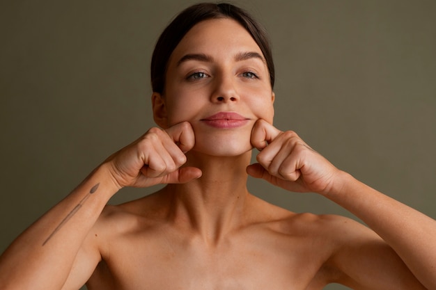 Foto porträt einer jungen frau, die gesichtsyoga für jugendliche praktiziert