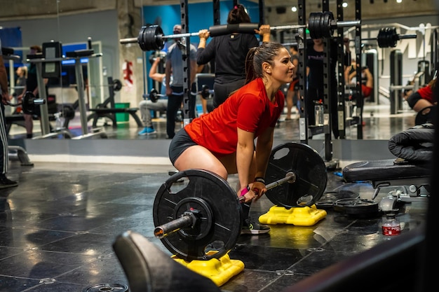 Porträt einer jungen Frau, die im Fitnessstudio trainiert