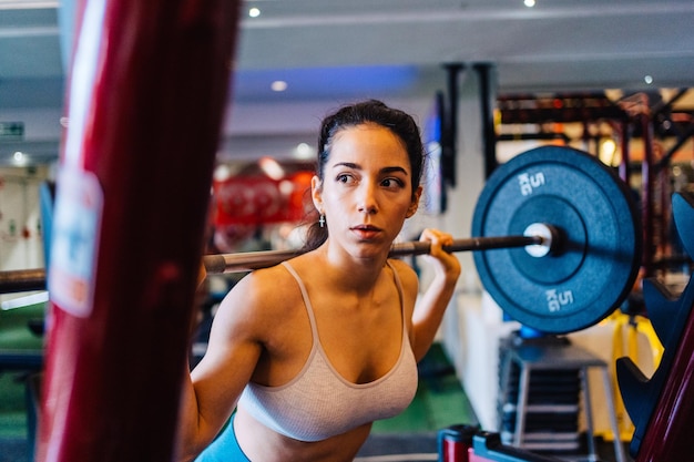 Porträt einer jungen Frau, die im Fitnessstudio trainiert