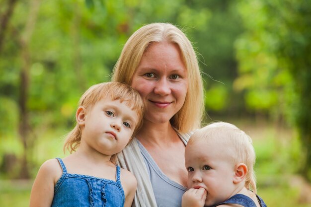 Foto porträt einer jungen frau, die im freien steht