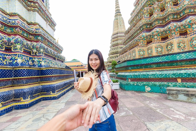 Porträt einer jungen Frau, die im Tempel steht