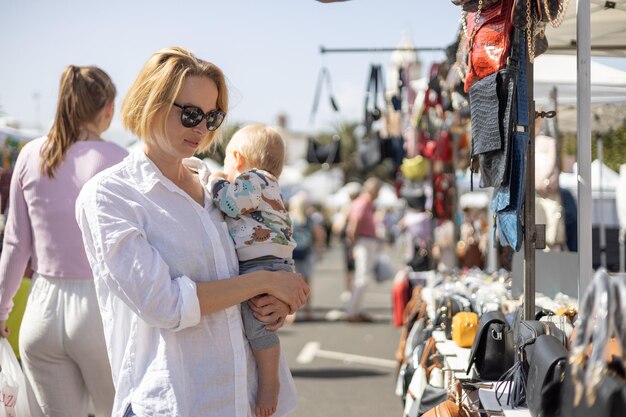 Foto porträt einer jungen frau, die in der stadt steht