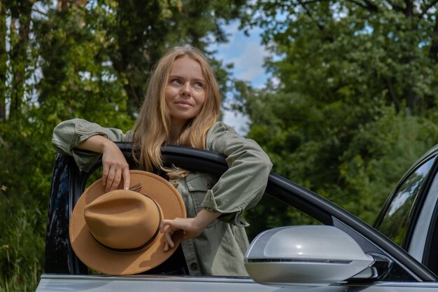 Foto porträt einer jungen frau, die in einem auto sitzt