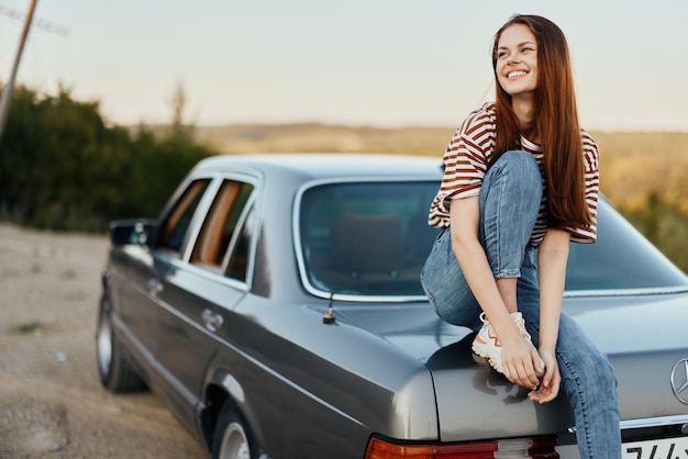 Foto porträt einer jungen frau, die in einem auto sitzt