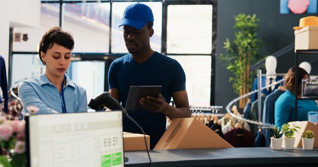 Foto porträt einer jungen frau, die in einem büro arbeitet