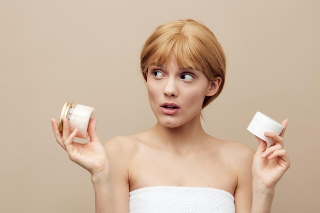 Foto porträt einer jungen frau, die milch vor rosa hintergrund trinkt