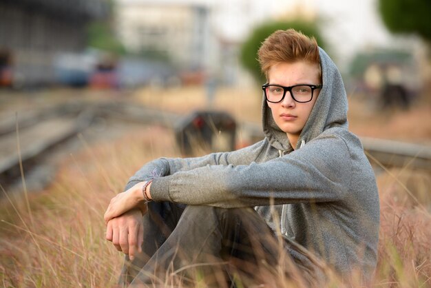 Foto porträt einer jungen frau, die nach draußen blickt