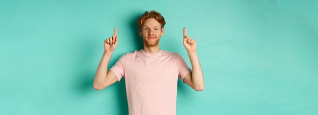 Foto porträt einer jungen frau, die vor blauem hintergrund steht