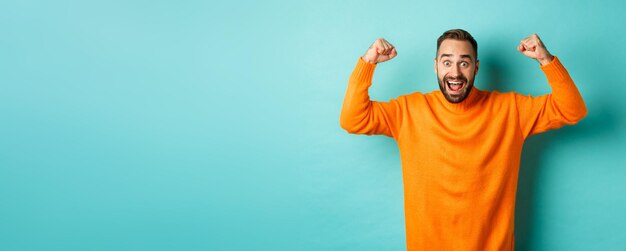 Foto porträt einer jungen frau, die vor blauem hintergrund steht