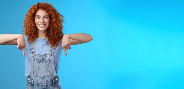 Foto porträt einer jungen frau, die vor blauem hintergrund steht