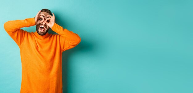 Foto porträt einer jungen frau, die vor blauem hintergrund steht