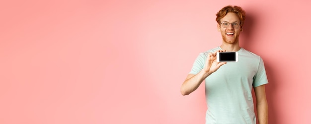 Foto porträt einer jungen frau, die vor einem gelben hintergrund steht