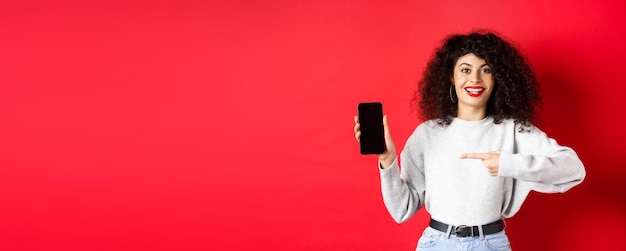 Foto porträt einer jungen frau, die vor einem gelben hintergrund steht