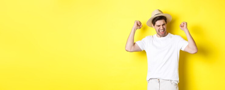 Foto porträt einer jungen frau, die vor einem gelben hintergrund steht