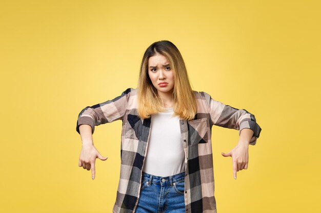 Porträt einer jungen Frau, die vor einem gelben Hintergrund steht