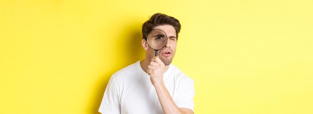 Foto porträt einer jungen frau, die vor einem gelben hintergrund steht