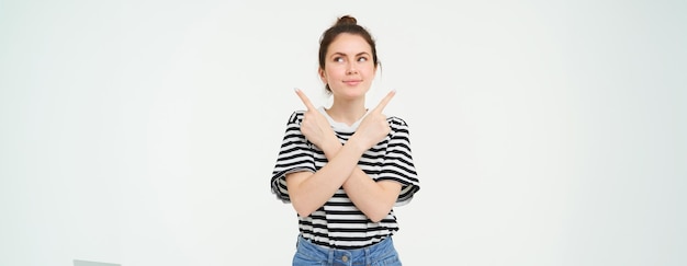 Foto porträt einer jungen frau, die vor weißem hintergrund steht