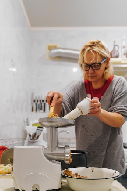 Foto porträt einer jungen frau, die zu hause arbeitet