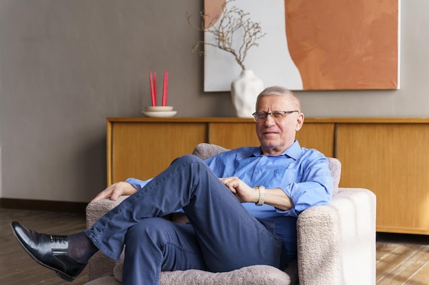Porträt einer jungen Frau, die zu Hause auf dem Sofa sitzt